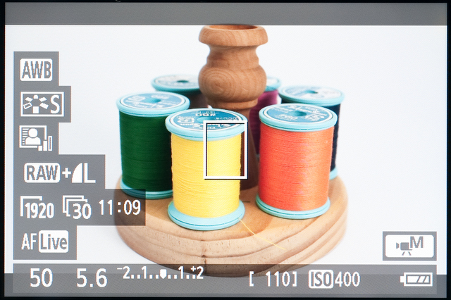 <b>マニュアル露出での動画待機状態の画面。プログラムAEのときと違って、絞りやシャッター速度、感度が記録される</b>