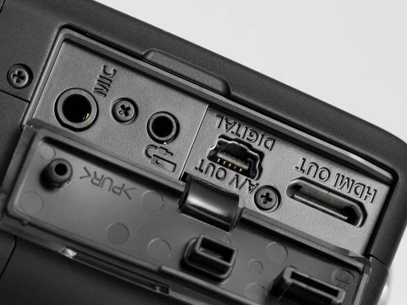 <b>本体左手側の端子カバー内。新しく外部マイク端子が追加されている。おかげでステレオ音声の収録が可能となった</b>