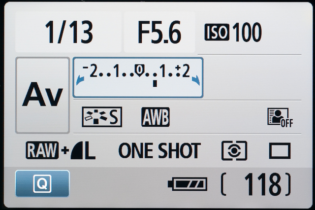 <b>ファインダー撮影時に露出補正ボタンを押したときの表示。補正値が±2段の範囲を超えると、バーグラフ自体がスクロールする</b>