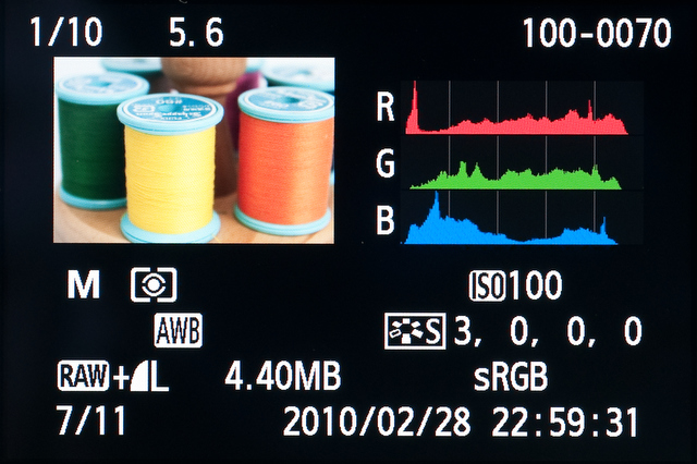 <b>各種撮影データが確認できる詳細情報表示画面。ヒストグラムは輝度（初期設定）またはRGBのどちらかを選択できる</b>