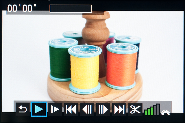 <b>動画再生時の画面。スロー再生やフレーム（コマ）送り、指定位置の前後をカットする簡易編集機能も備えている</b>