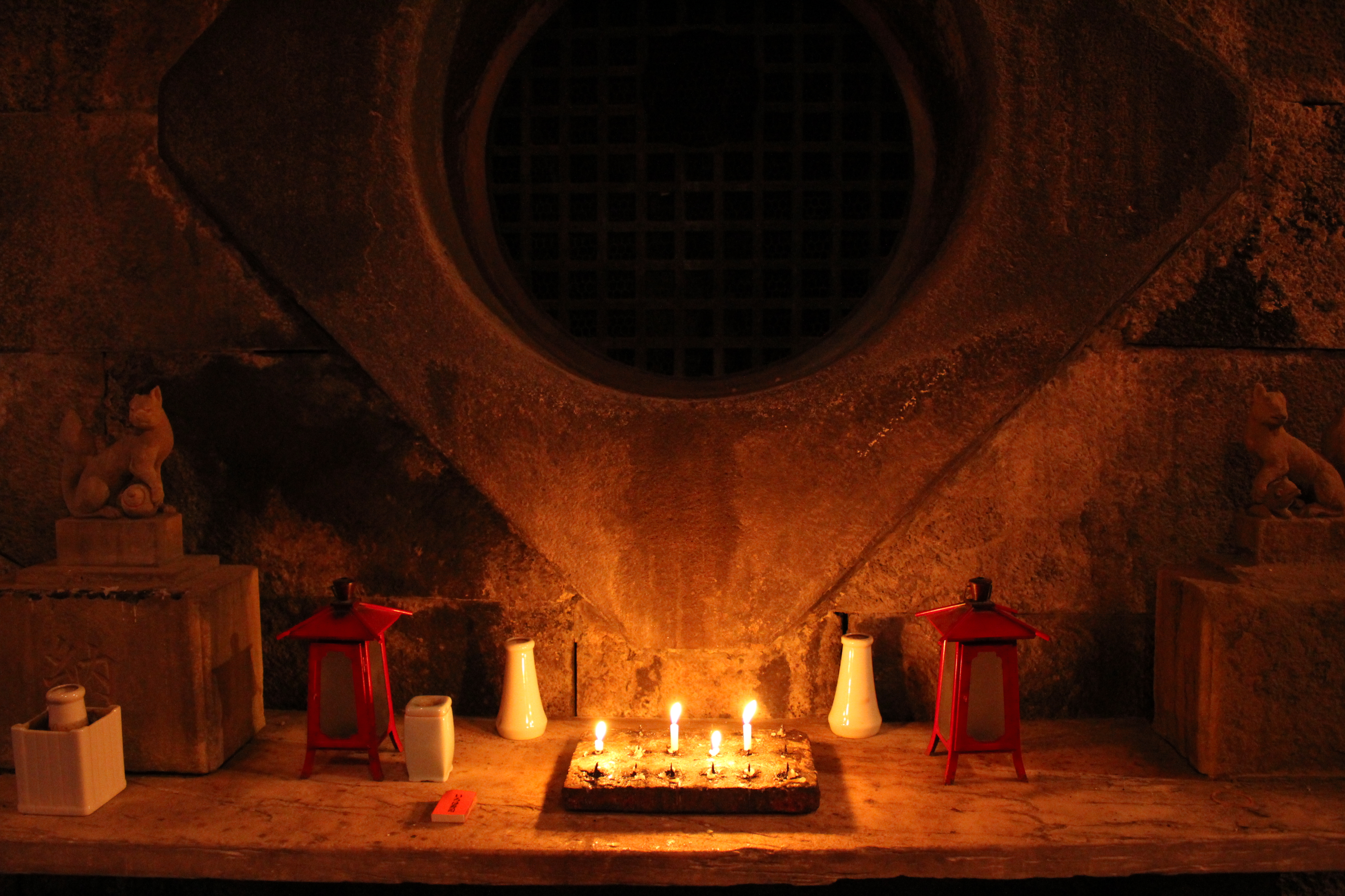 <b>ISO100なら1.3秒という暗さだが、ためらいもなく手持ちで撮れてしまう。AFも問題なくはたらいてくれた<br>EOS Kiss X4 / EF-S 18-55mm F3.5-5.6 IS / 5,184×3,456 / 1/25秒 / F3.5 / -1.7EV / ISOオート（ISO3200） / WB:太陽光 / 18mm</b>