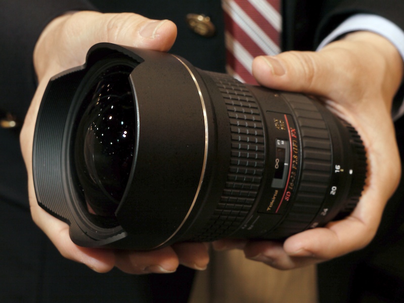 <b>PMA 2010に展示していたAT-X 16-28mm F2.8 PROのモックアップ</b>