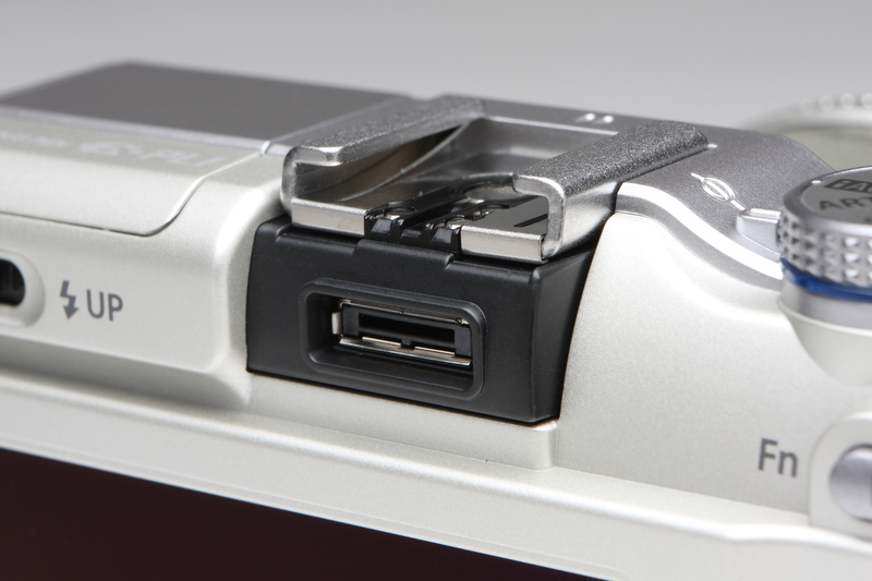 <b>アクセサリーシュー後ろにはアクセサリーポートが備わる。上位機であるE-P2と同様に、外付けEVF「VF-2」やステレオマイク「SEMA-1」の装着可能だ</b>