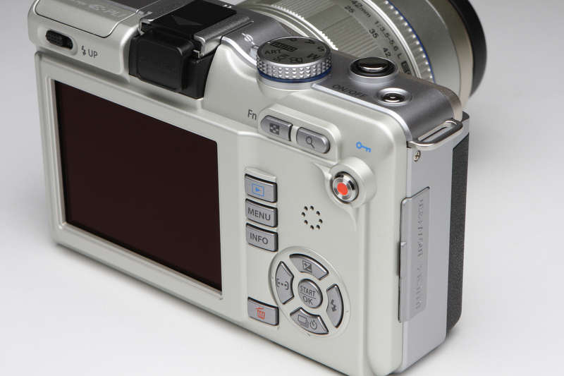 <b>シンプルなボタンレイアウトの背面部。設定等の操作は全て十字キーとOKボタンで行う。新たに設置された録画ボタンは、静止画撮影用の機能を割り当てることも可能</b>