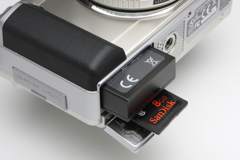 <b>電源はE-P2/P1などと同じBLS-1を使用する。撮影可能枚数は約290コマ（CIPA準拠）。記録メディアはSDHC/SDメモリーカード</b>