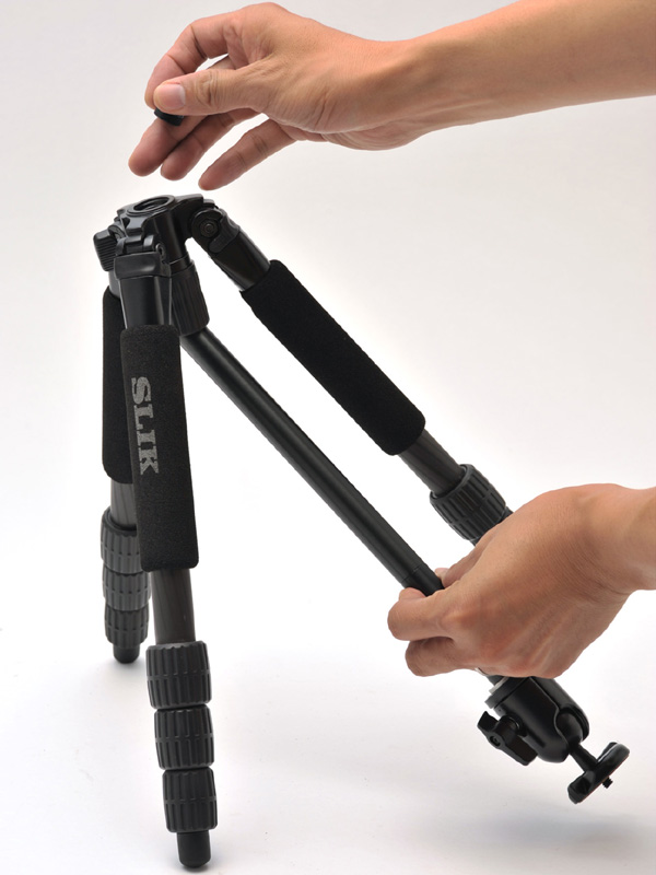 <b>エレベーター下部のキャップを外して上下に差し替えているところ</b>