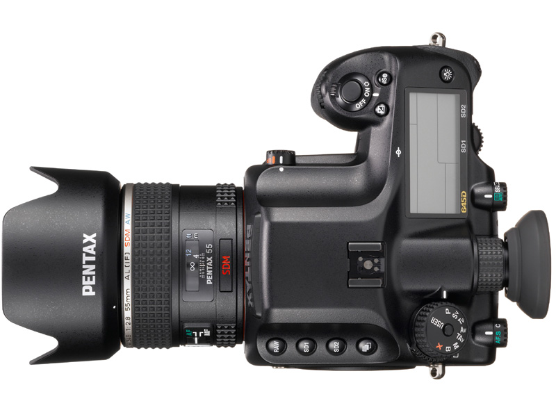 <b>645Dに装着したところ（すべて付属の花形フード付き）</b>