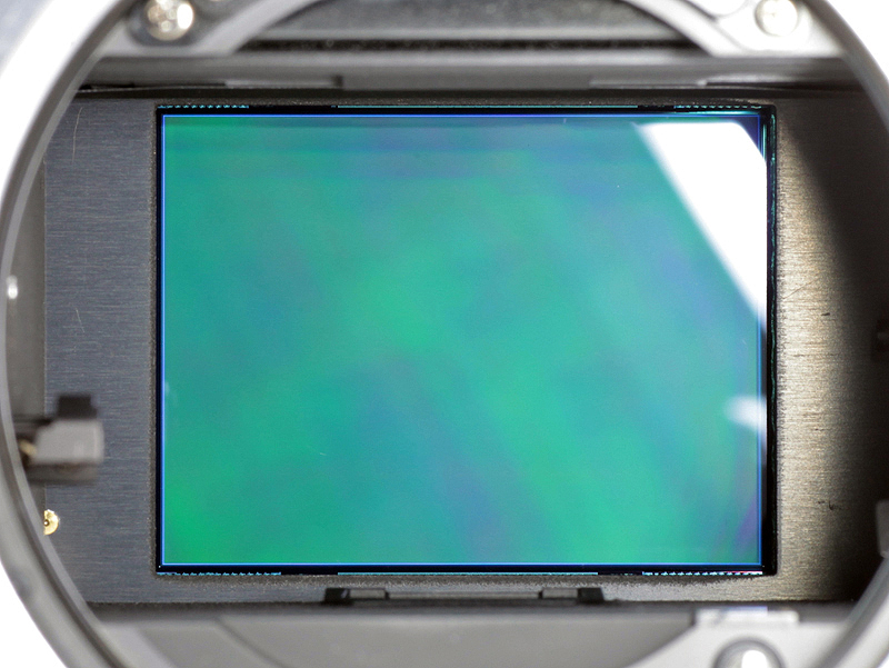 <b>44×33mmの有効4,000万画素CCD</b>
