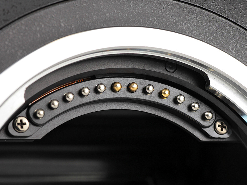 <b>電気接点はマウント上部にある</b>