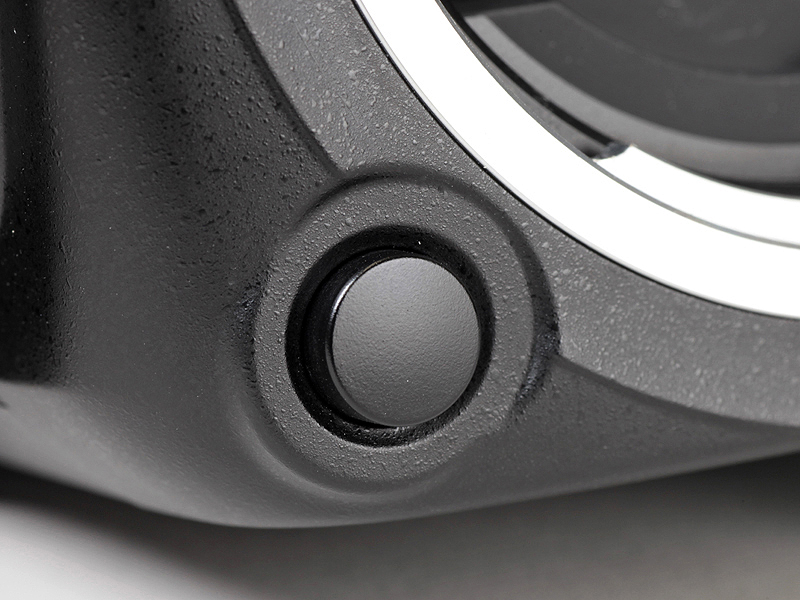 <b>向かって左下にレンズ取外しボタン</b>