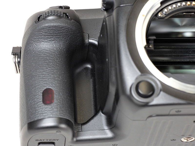 <b>645N IIではグリップとミラーボックス側の間が貫通していたが、645Dでは塞がった</b>