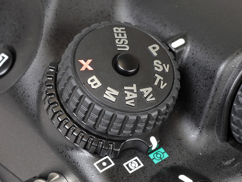 <b>モードダイヤル。下部で測光モードを設定できる</b>