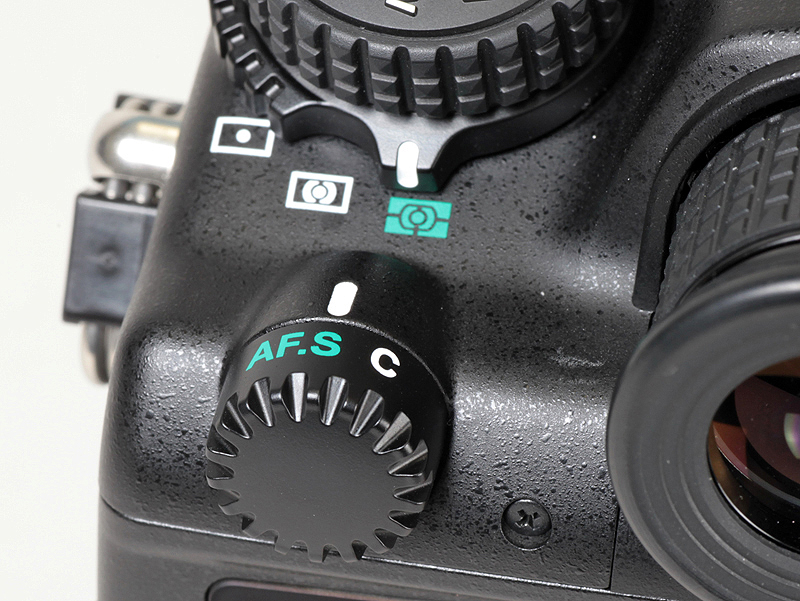 <b>ファインダーの左側にはAFモード切替えダイヤル</b>