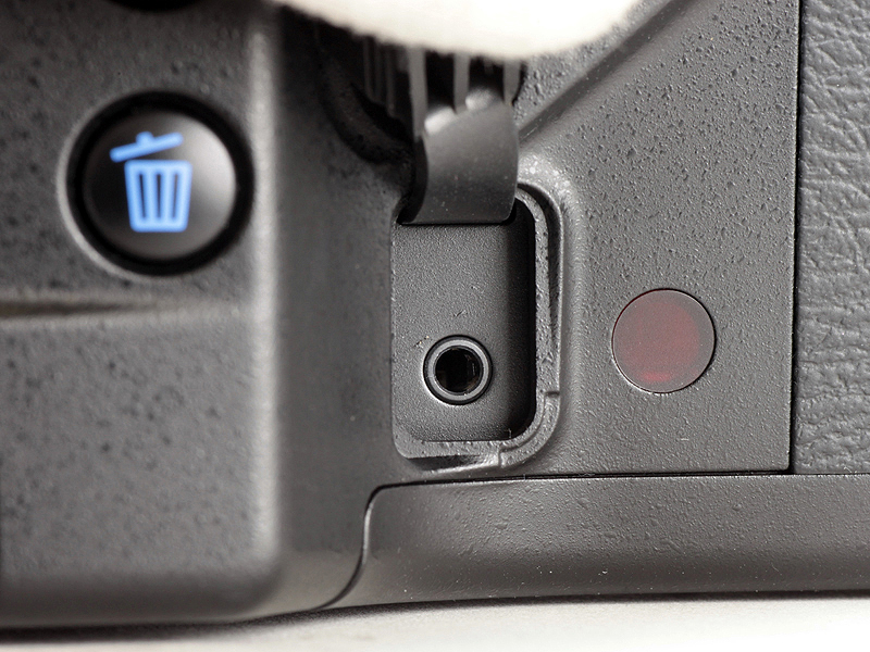 <b>背面下部のケーブルレリーズ端子</b>