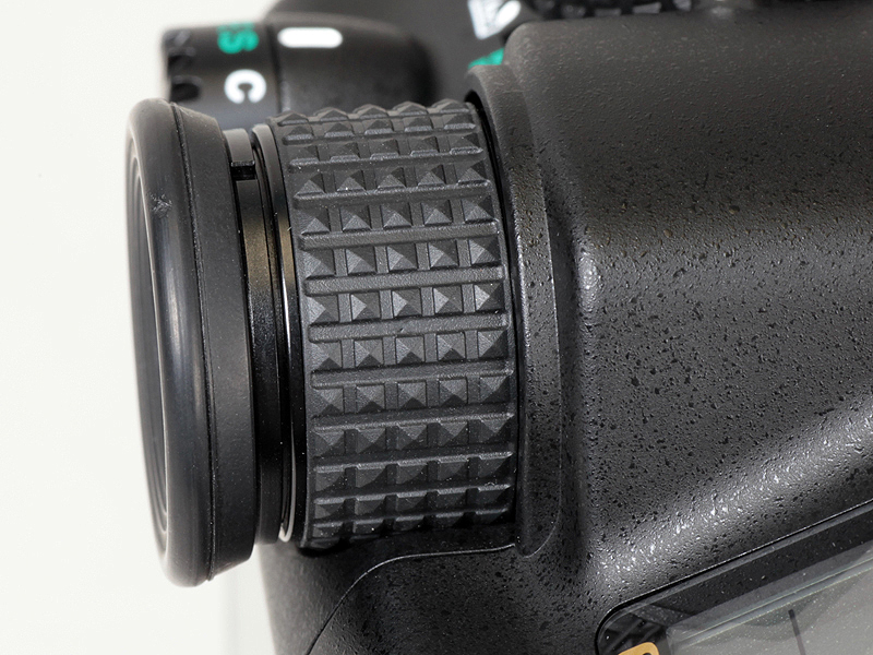 <b>ファインダーのリングを回すことで視度調節が行なえる。その際ファインダーがやや伸びる</b>