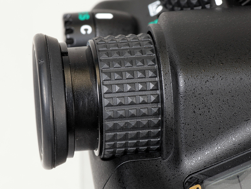 <b>ファインダーのリングを回すことで視度調節が行なえる。その際ファインダーがやや伸びる</b>