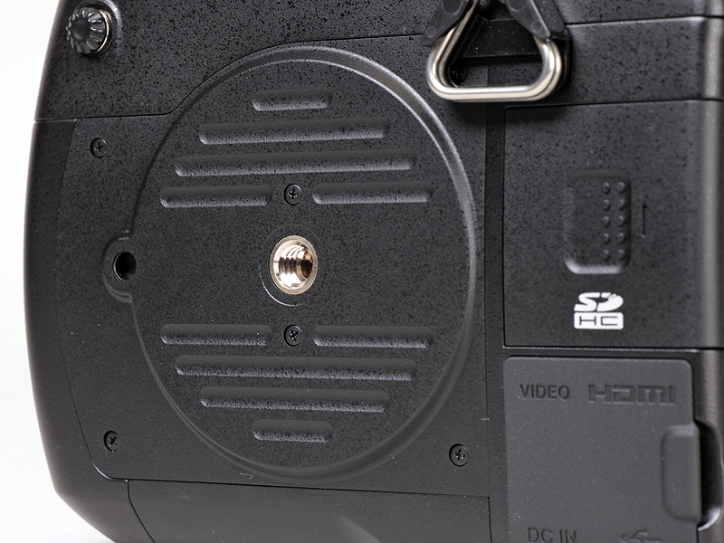 <b>本体側面に縦位置用の三脚穴を備える</b>