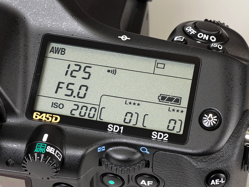 <b>上部の表示パネル。こちらもカバーは強化ガラス製</b>