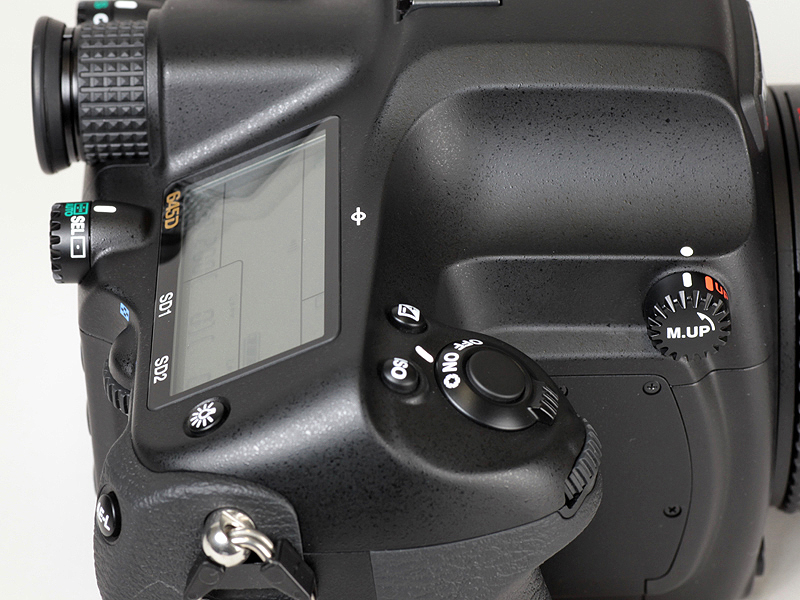 <b>表示パネルには大きな傾斜があり、撮影中の視認性に配慮した</b>