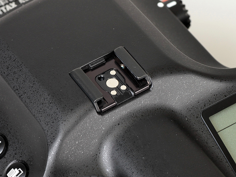 <b>上部のホットシューはP-TTL調光に対応</b>