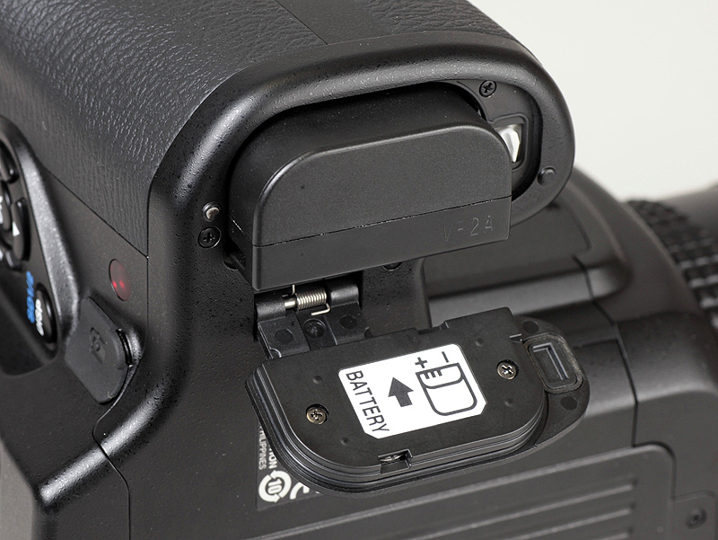 <b>バッテリーはグリップ部分に収納。K-7と同じ「D-LI90」を使用する</b>