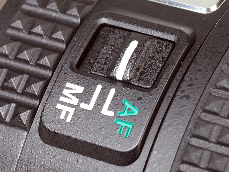 <b>AF/MF切替えスイッチ。クイックシフト・フォーカス・システムを採用しているため、AFで合焦後にはスイッチの切替え無しにMFでの微調整ができる</b>