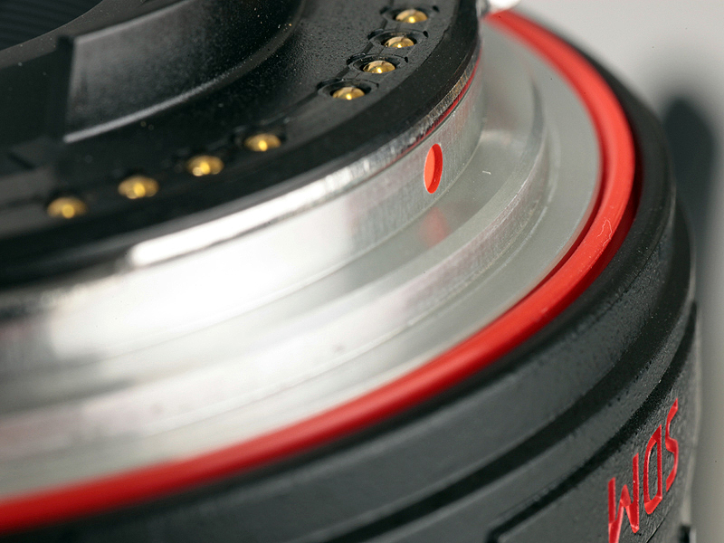 <b>マウント部にもシーリング材を備え、645Dと併せて防塵防滴システムが完成する</b>