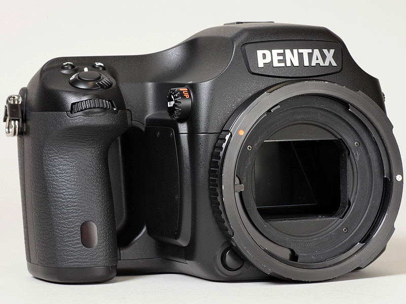 <b>67用レンズを645ボディに装着するための「645レンズ用アダプターK」を取付けたところ</b>