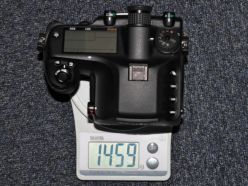 <b>645Dの重量。バッテリーとSDHCメモリーカード2枚を含む</b>