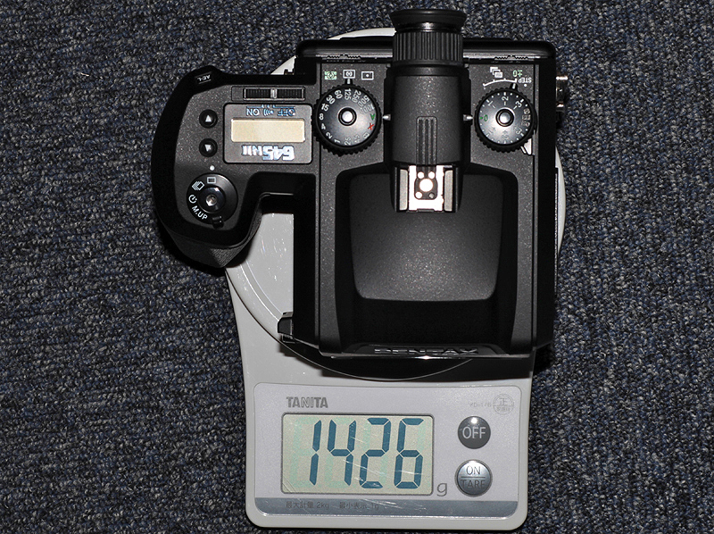 <b>645N IIの重量。バッテリー（単3アルカリ乾電池×6本）とフィルムバックを含む（フィルムは未装填）</b>