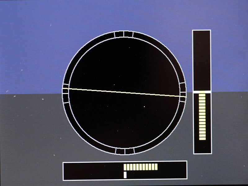 <b>2軸の電子水準器を新搭載した。右は表示例</b>