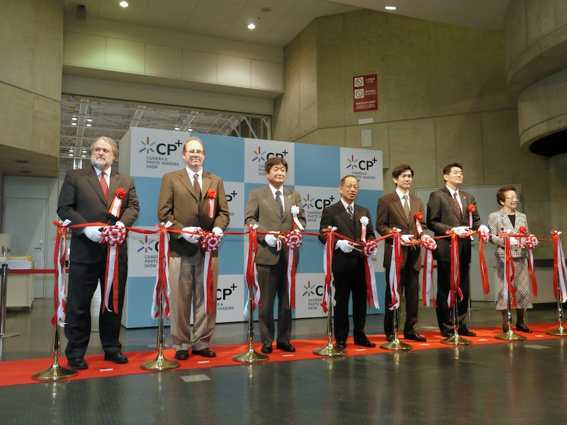 <b>テープカットとともに開場した</b>