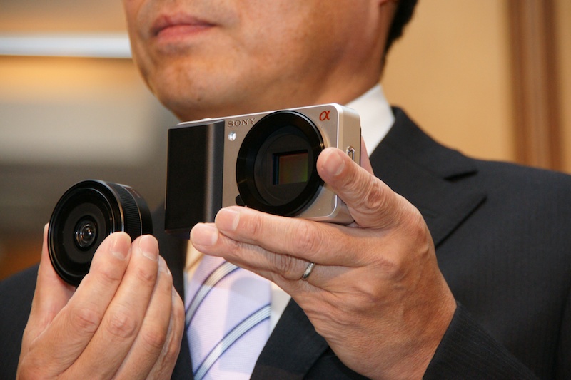 <b>ソニーが参考出品する「レンズ交換式小型カメラ」。開場前のプレス説明会で</b>