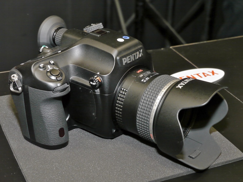<b>ペンタックスが会期前日に発表した「645D」</b>