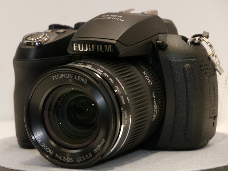 <b>4月17日発売の富士フイルム「FinePix HS10」。ハンズオンコーナーで試せる</b>
