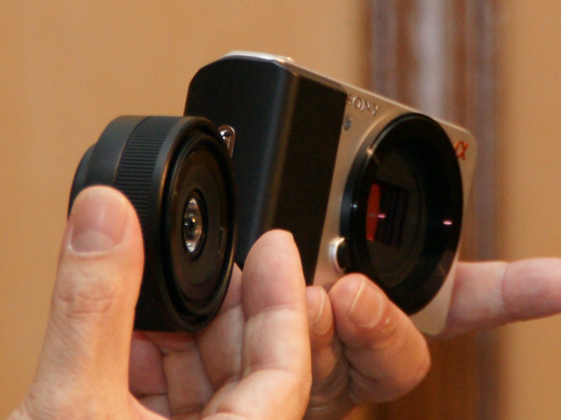 <b>レンズ交換式小型カメラとレンズのモックアップ</b>