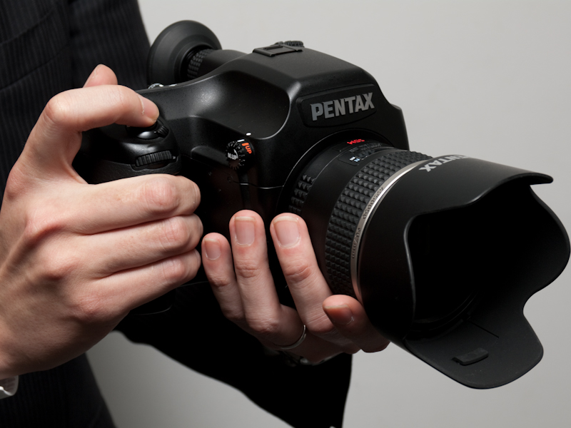 <b>D FA 55mm F2.8 AL [IF] SDM AWを装着した645D</b>