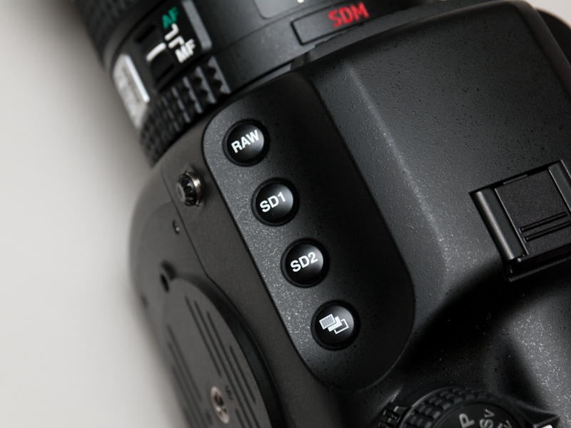 <b>上からRAWボタン、SD1ボタン、SD2ボタン、露出ブラケットボタン</b>