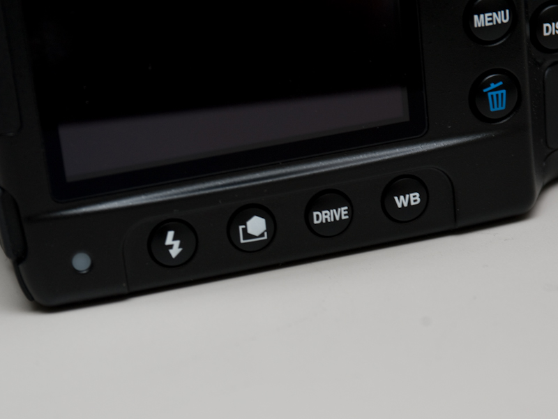 <b>左からストロボモードボタン、カスタムイメージボタン、ドライブボタン、ホワイトバランスボタン</b>