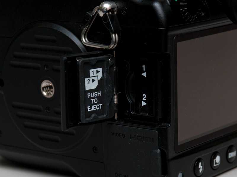 <b>デュアルSDメモリーカードスロット</b>