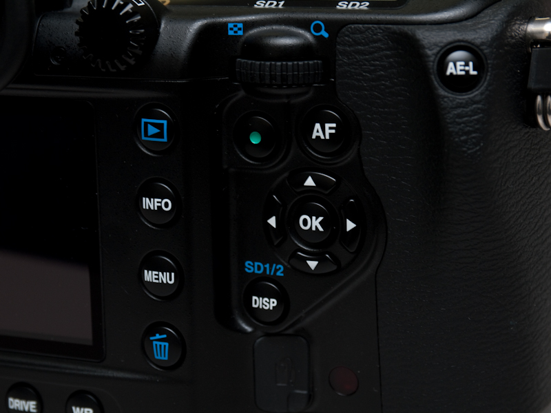 <b>背面十字ボタン周辺</b>