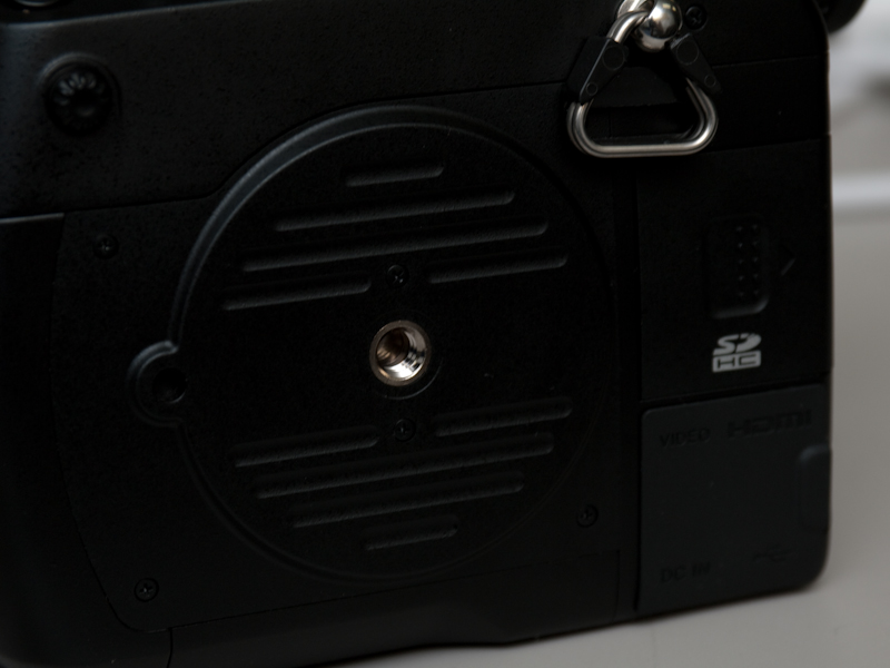 <b>側面に縦位置用の三脚穴を備える</b>