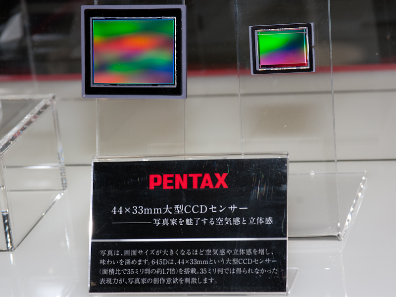 <b>645DのCCDセンサー（左）とAPS-Cサイズのセンサー（右）</b>