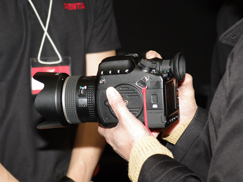 <b>タッチ&amp;トライコーナーでは645Dのほか、13日に1,000台限定で発売予定の「K-7 Limited Silver」に触れている来場者もみられた</b>