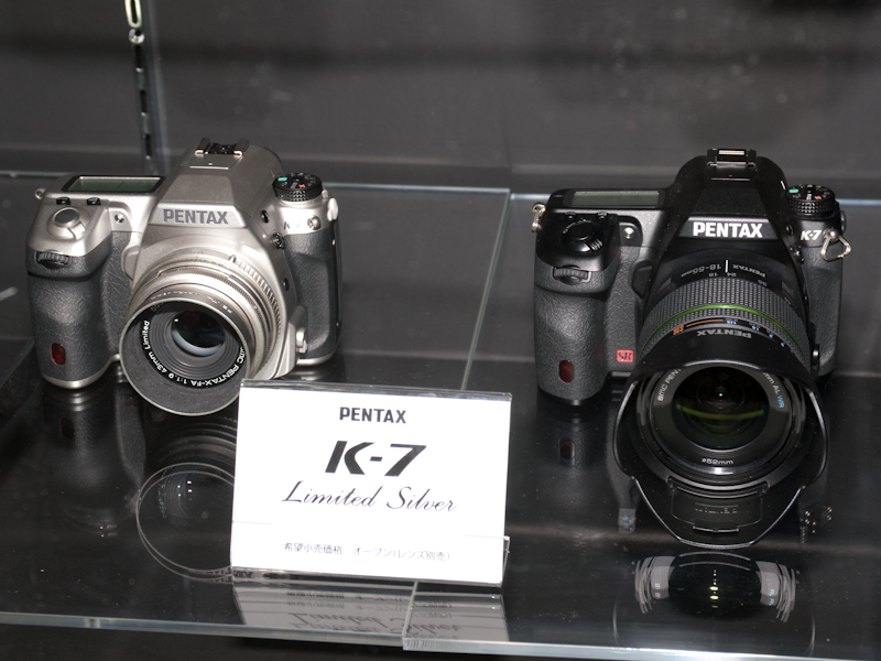 <b>K-7 Limited Silver（左）も展示した。希望すればタッチ&amp;トライも可能</b>