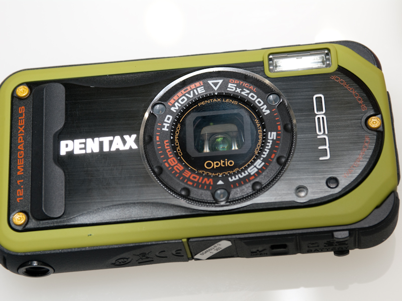 <b>レンズの周りに備えた3つのLEDで至近距離の被写体を照らす</b>