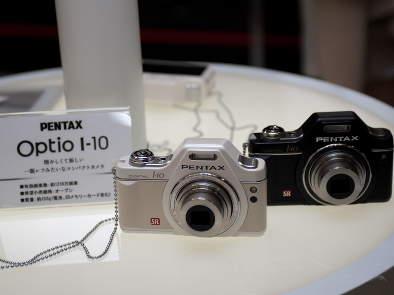 <b>「Optio I-10」も2色揃って展示</b>