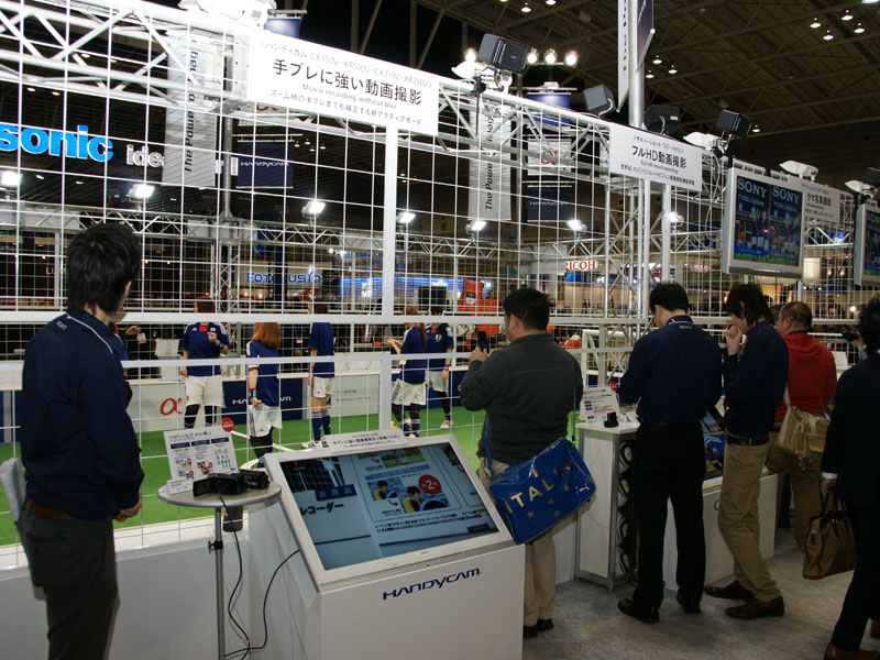 <b>ミニサッカーの試合を行なっている</b>