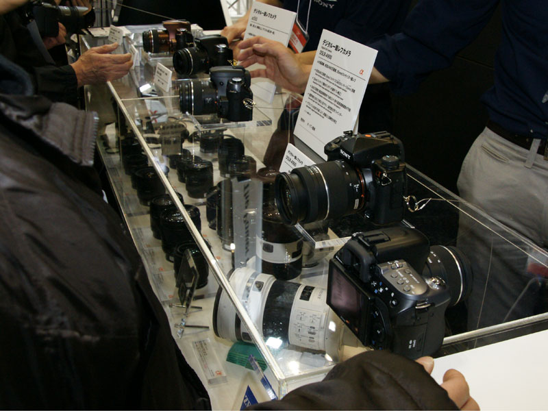 <b>発売済みソニーαボディが並んでいた。スタッフに頼めばケース内の製品も手にとることができる</b>